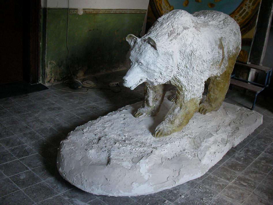 The Wall - Bear sculpture 